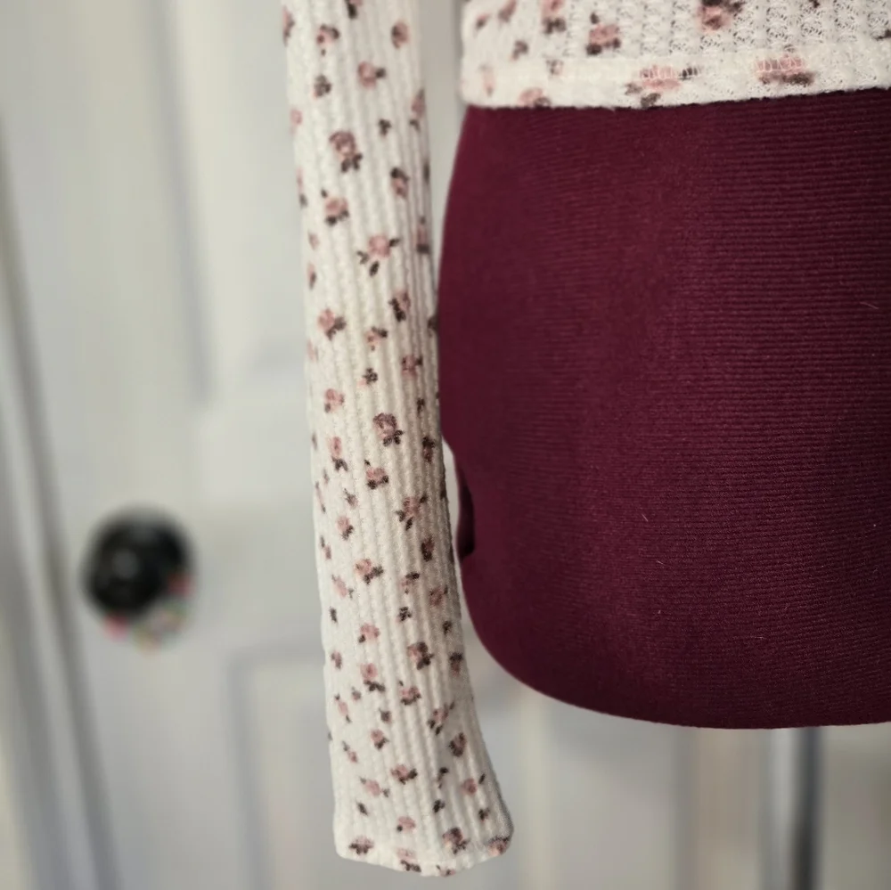 Aeropostale White Medium Waffle Knit Cropped Long Sleeve Floral Top - Picture 4 of 9